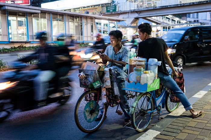 Two ‘starling’ (from ‘Starbucks keliling,’ or ‘mobile Starbucks’) street-coffee vendors on Jalan Rasuna Said during the evening peak hour, 12 January 2018 / Tzu-Chien, Yen