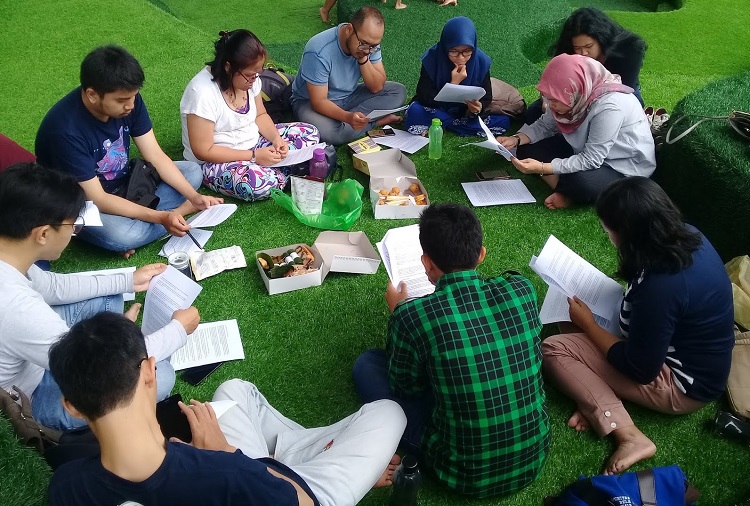 Vina Adriani leads a critical discussion of Indonesia’s Draft Anti-Sexual Violence Bill / Fanny Syariful Alam